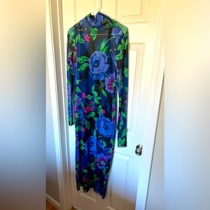 COCKTAIL dress! Form fitting , floral and flattering